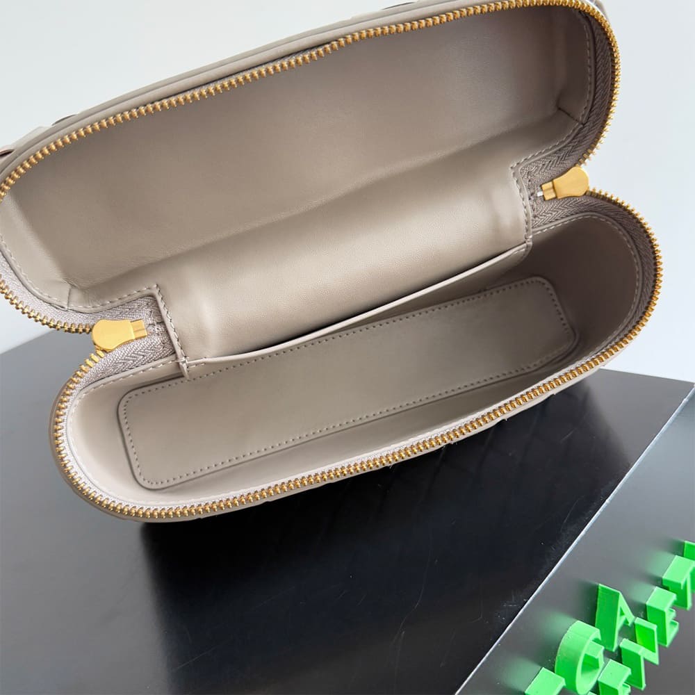 Bottega Veneta Bang Bang Vanity Case(high-end grade) - Image 8